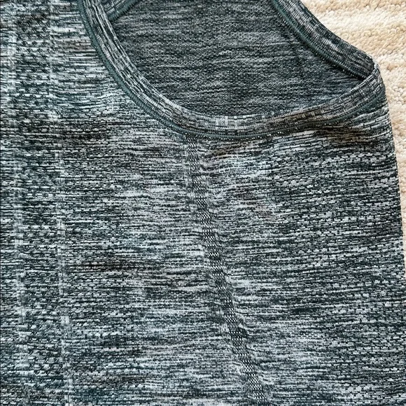Like New Lululemon Run: Swiftly Tech Racerback Space Dye Heathered Green Size 6 - Picture 7 of 14
